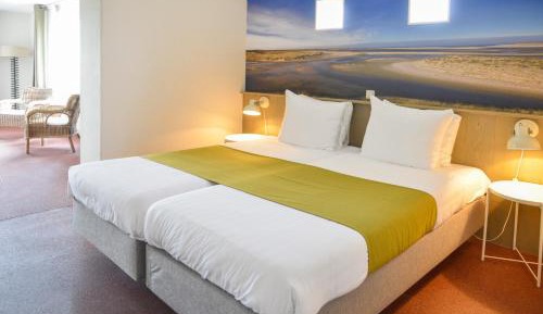 Deluxe Double Room with Side Sea View