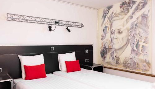 Double or Twin Room with Shared Bathroom in Basement