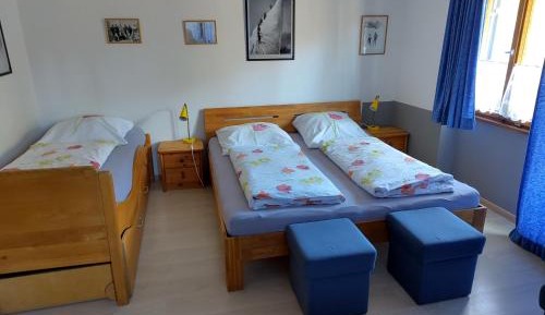 Basic Triple Room with Shared Bathroom