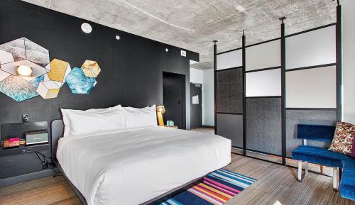 Guest room, 1 King, Coastline view, Balcony