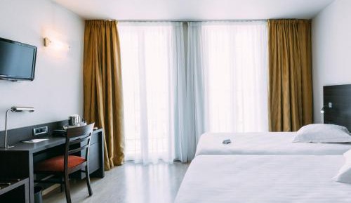 Deluxe Double Room with Old Port Side View 