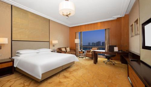 Classic King Room with Lake View - Club Floor