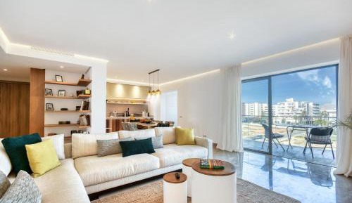 Apartment with Pool View 