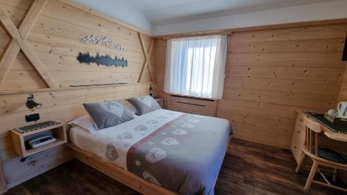 Family Room with Mountain View