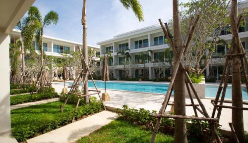 Deluxe King/ Twin Room with Pool Entrance