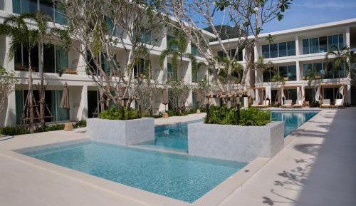Deluxe King/ Twin Room with Pool View