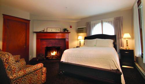 Queen Room with View and Sun Porch - Main Inn Building