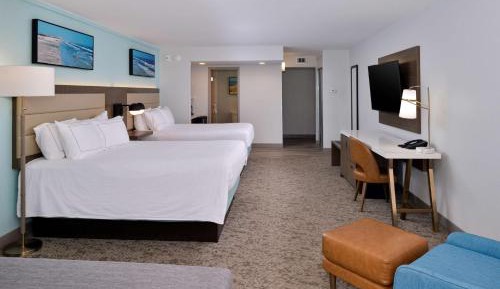 Queen Large Family Corner Room with Two Queen Beds and Full Bay View