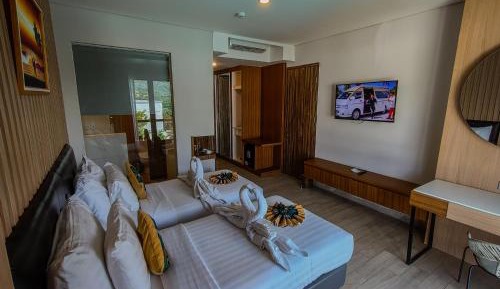 Deluxe Twin with Pool View