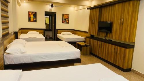 6-Bed Mixed Dormitory Room