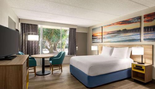 1 Queen Room – Mobility Accessible/Non-Smoking