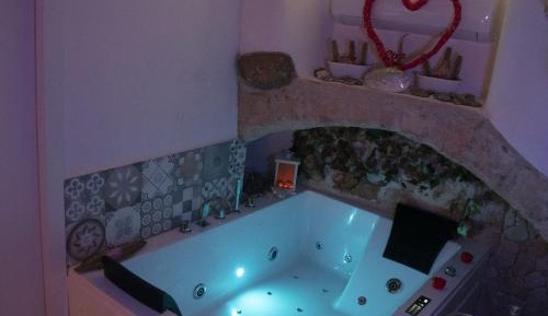 Deluxe Suite with Spa Bath