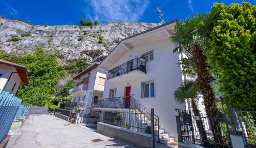 Apartment with Mountain View