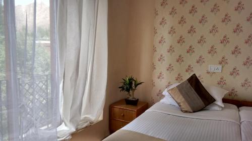 Single Room with Mountain View