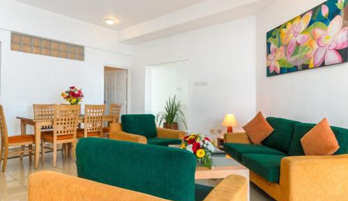 Three-Bedroom Apartment with Sea view/City view