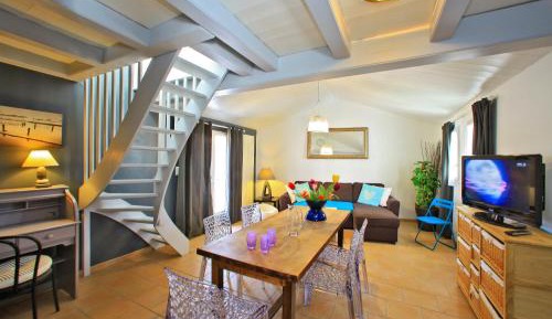 House (5 - 7 People)