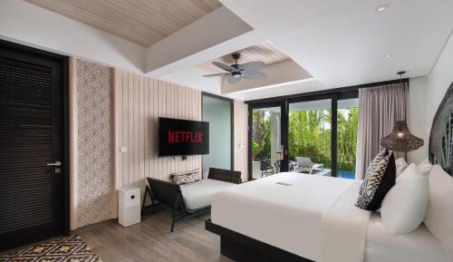 Suite with Pool View