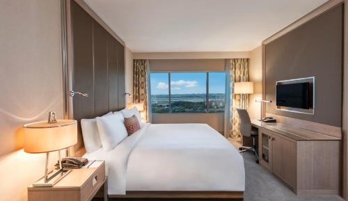 Executive King Room with City View and Club Lounge Access