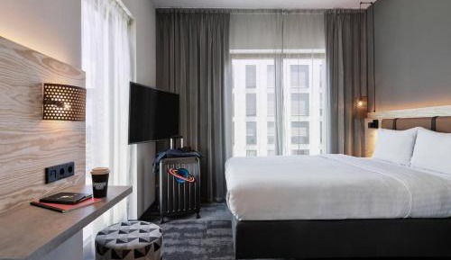 Moxy Corner Room, Guest room, 1 Queen, Corner room 
