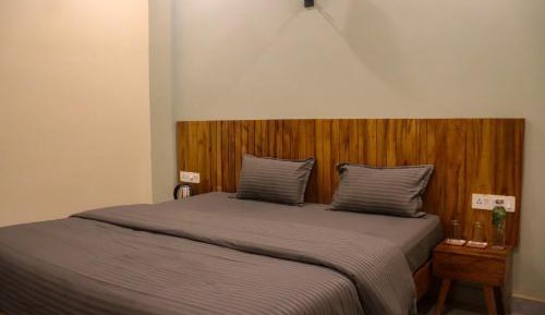 Deluxe Double Room (2 Adults + 1 Child)