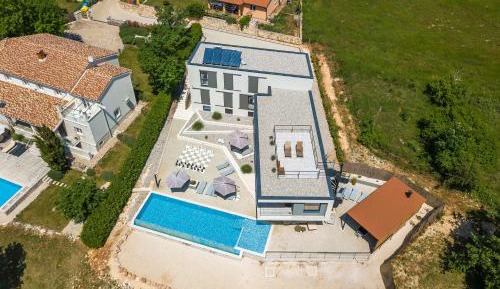 Thirteen-Bedroom Villa