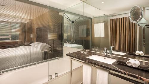 Deluxe, Guest room, 2 Twin/Single Bed(s), Pool access