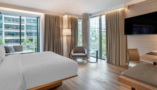 Guest room, 1 King, Corner room