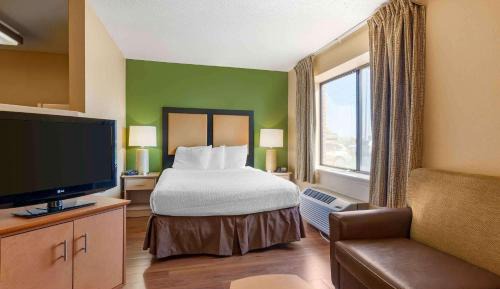 Deluxe Studio with 1 Queen Bed - Non-Smoking