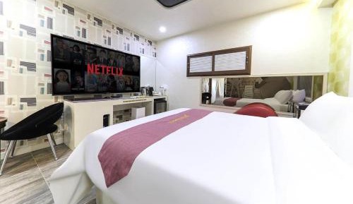 Deluxe Queen Room
