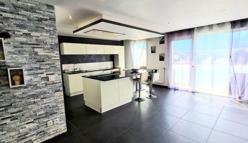 Apartment with Mountain View