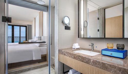 Deluxe Seaview King, Guest room, 1 King, Partial sea view