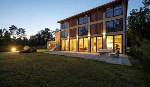 Apartment with Mountain View