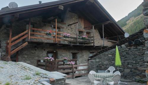 Two-Bedroom Apartment with Mountain View