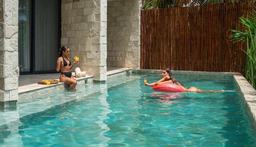 Swim-up Room