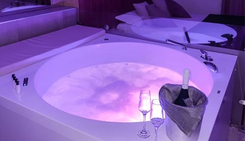 Queen Suite with Spa Bath