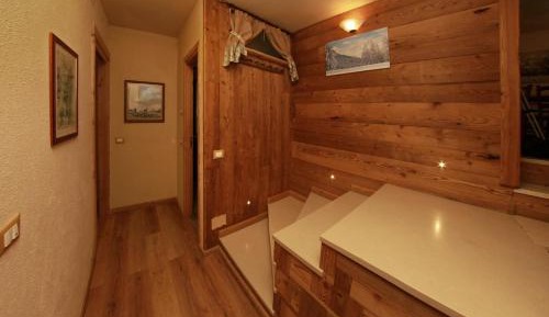 Apartment with Mountain View