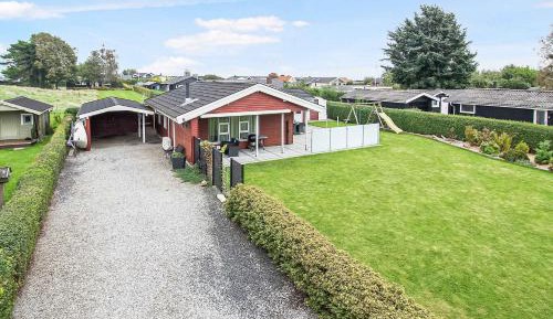 Three-Bedroom Holiday Home 