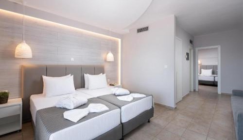 One Bedroom Family Suite with Sea View 