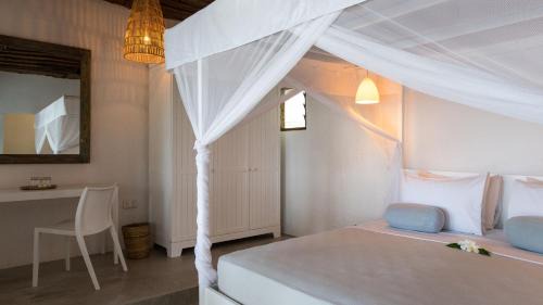 Deluxe Double Room with Side Sea View