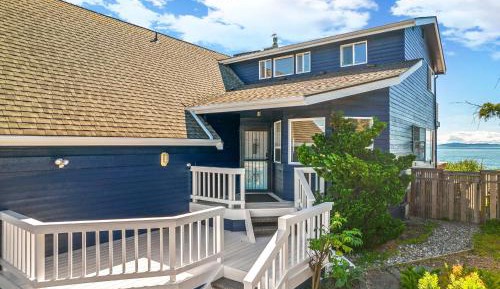 Five-Bedroom Holiday Home