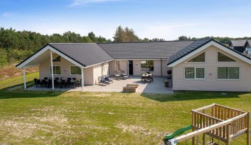 Eight-Bedroom Holiday Home