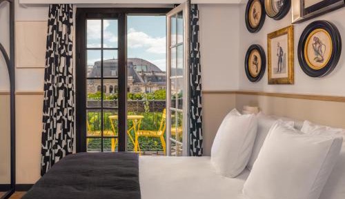 Junior Suite with Balcony Paris View 