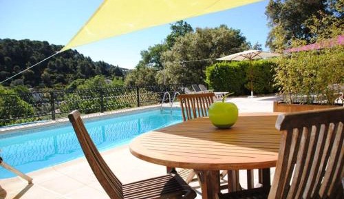 Apartment with Pool View 