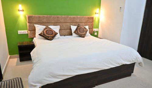 Deluxe Double Room (2 Adults + 1 Child)