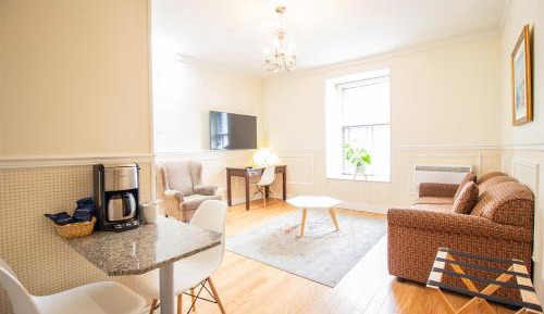 Deluxe King Suite