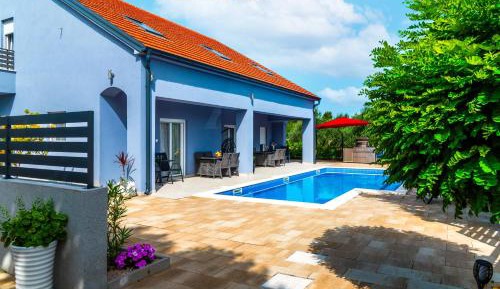 Apartment with Pool View 