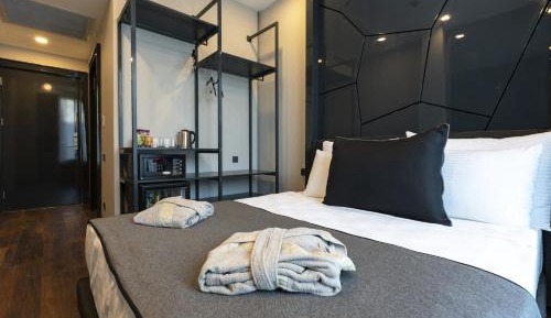 Deluxe Double Room with Side Sea View
