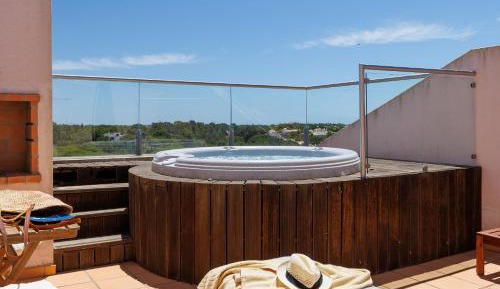 Deluxe Two-Bedroom Apartment with Hot Tub