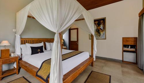 Deluxe Suite Pool View with Bathtub 