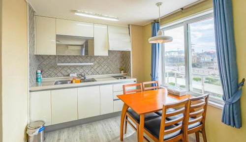 Standard Twin Room with Mountain View